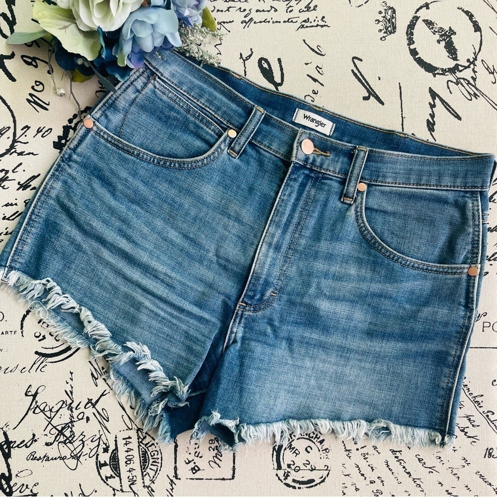 Wrangler Vintage-Inspired Frayed Cut-Off High Waist Denim Jean Shorts, Size 29 - Picture 6 of 8
